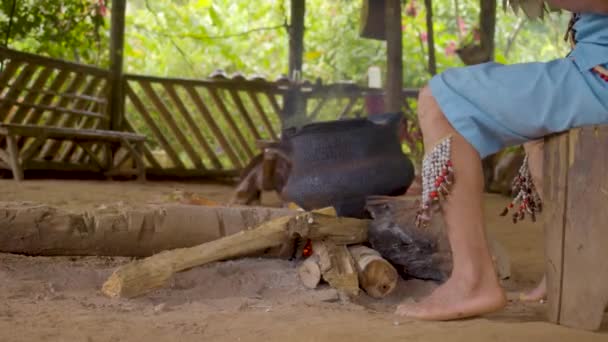 Μεσαία βολή ενός Shamans πόδια εκτελεί μια μαγική τελετουργία - Πλάνα, βίντεο