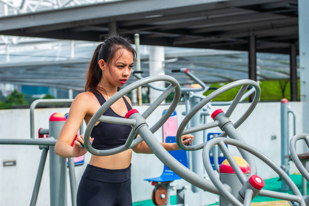 Atleta Asiática mujer al aire libre ejercicio
 - Foto, Imagen