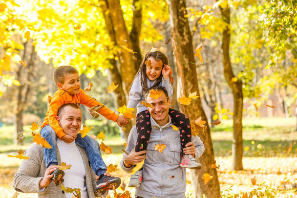 Familie mit zwei Kindern im Herbstpark - Foto, Bild