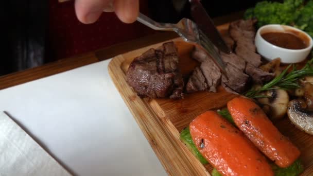  Χοιρινό κρέας Τέντερλοϊν και λαχανικά  - Πλάνα, βίντεο