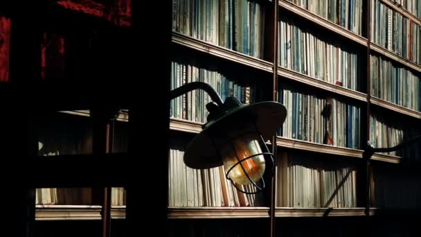 Lámpara y los libros en la biblioteca
  - Metraje, vídeo
