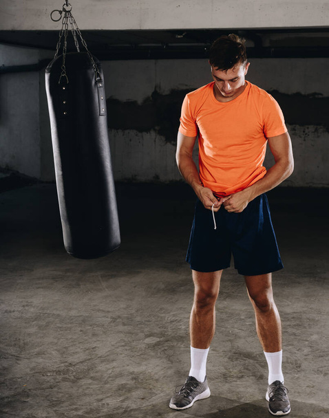 Concepto de boxeo. Musculoso deportista de vestir para el entrenamiento
 - Foto, Imagen