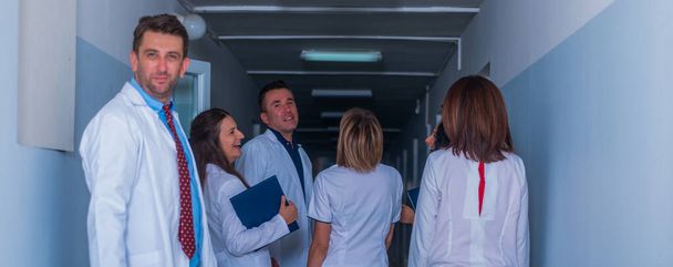 Grupo de personal médico, médicos de equipo y enfermeras posando en la ha
 - Foto, imagen