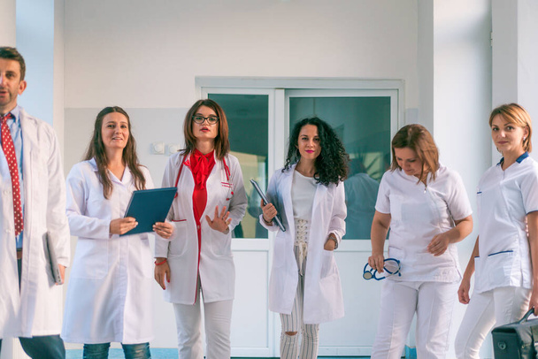 Група медичного персоналу, команда лікарів і медсестер позують в га
 - Фото, зображення