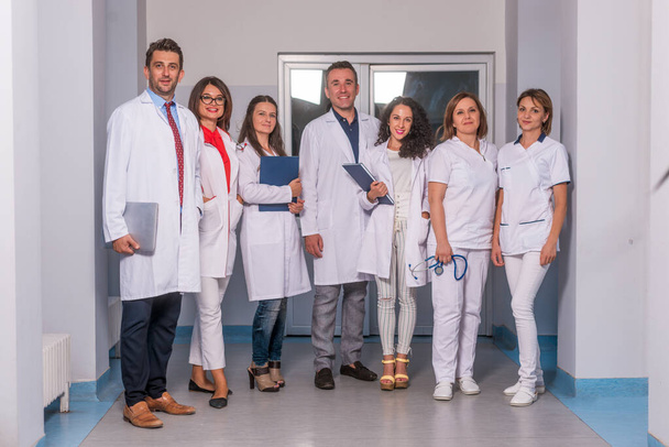 Ryhmä hoitohenkilökunnan, joukkue lääkärit ja sairaanhoitajat poseeraa ha
 - Valokuva, kuva
