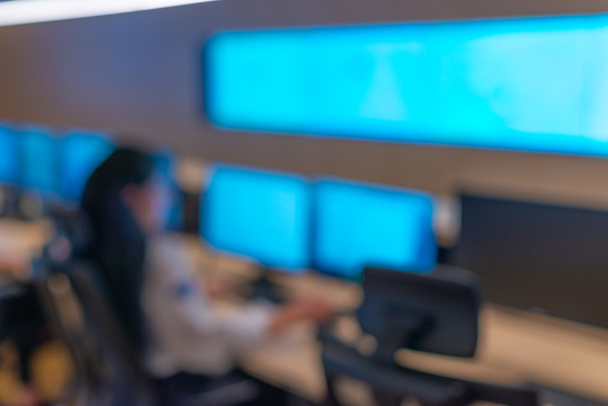 Homályos fénykép biztonsági őrök dolgozó számítógépek, míg sitt - Fotó, kép