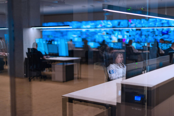 Reflexão de uma equipe de agência de segurança que trabalha no data center - Foto, Imagem