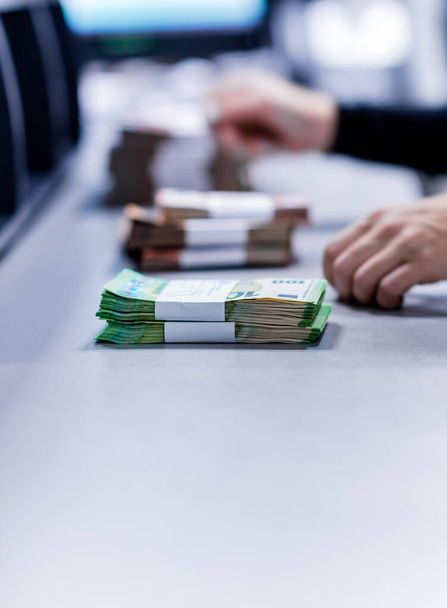 Döviz bantlarıyla sarılı kağıt para - Fotoğraf, Görsel