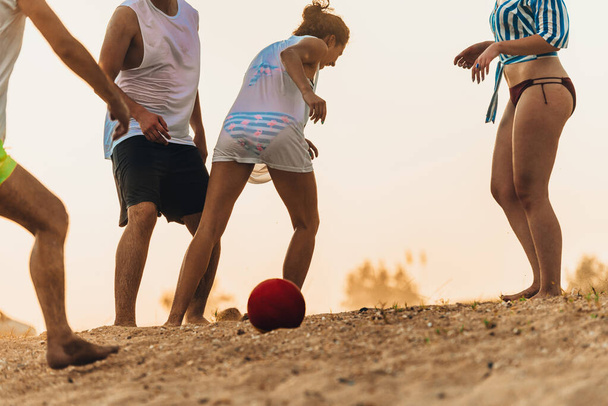 Gruppe von Freunden spielt Fußball am Strand - Foto, Bild