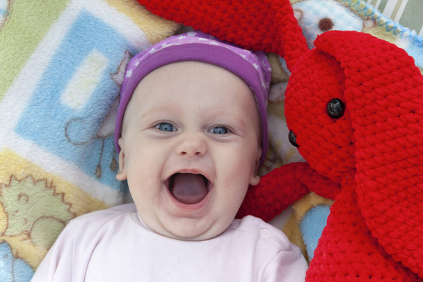Портрет веселого улыбающегося малыша крупным планом
 - Фото, изображение