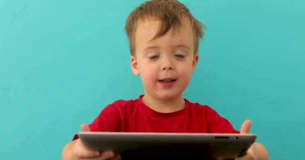 Dziewczyna słodkie małe dziecko korzysta z komputera typu tablet - Materiał filmowy, wideo