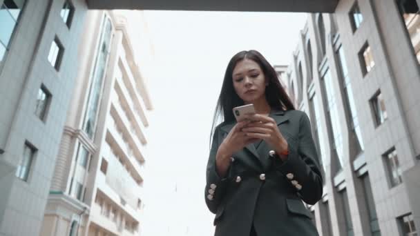 Young adult business lady writing message on modern smartphone - Filmmaterial, Video