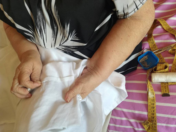 Žena, která dělá ruční šití. Detailní záběr ženských rukou. Zkušenost s babičkou. - Fotografie, Obrázek