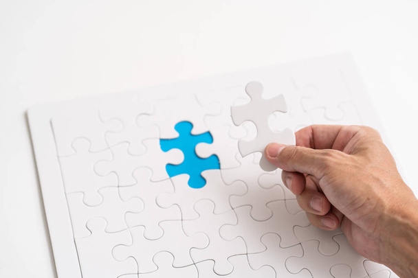 Hand holding jigsaw piece. for business concept - Foto, imagen