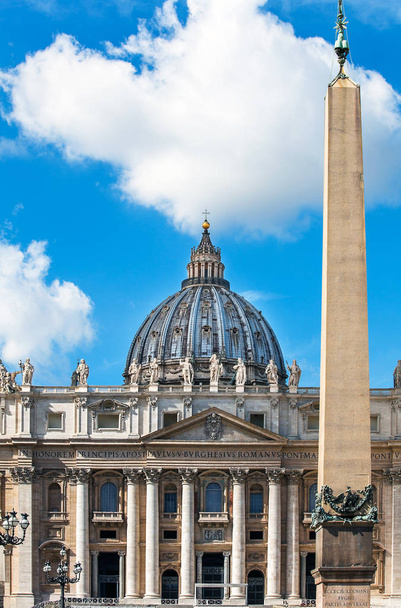 On St. Peter's Square at St. Peter's Basilica in the Vatican Cit - 写真・画像