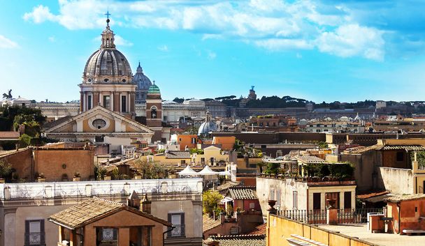 Blick auf die Petersbasilika in Rom von der spanischen Treppe aus - Foto, Bild
