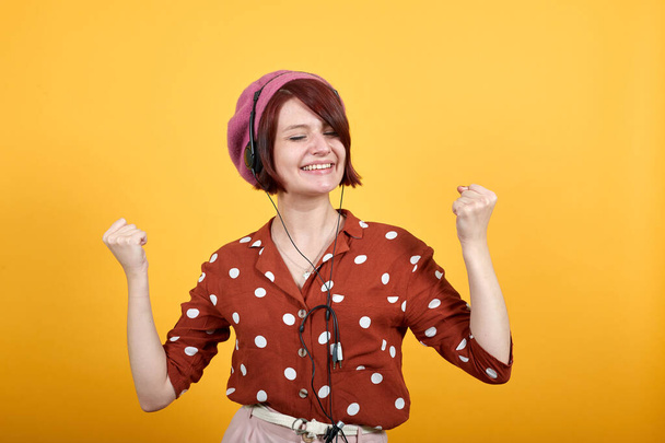 Jovem mulher ouvindo música usando fones de ouvido muito feliz e animado
 - Foto, Imagem