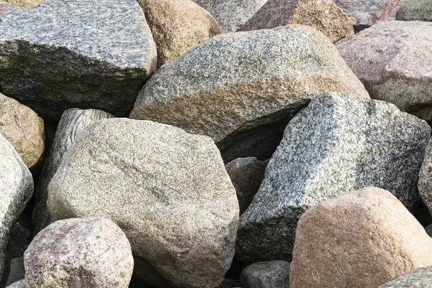 Egy halom nagy szürke kő. Sok szürke kő. A kövek összeomlása.. - Fotó, kép