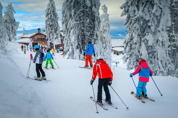 Yokuşta kayakçıları olan popüler kayak merkezi - Fotoğraf, Görsel