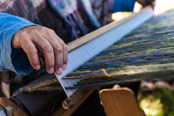 El hombre está tejiendo lana multicolor muy elegante
 - Foto, Imagen