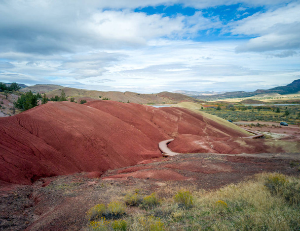 Brilantně barevné kopce a koryta řek z malebné zátoky stezka na John Day Fossil Leds v Mitchell Oregon - Fotografie, Obrázek