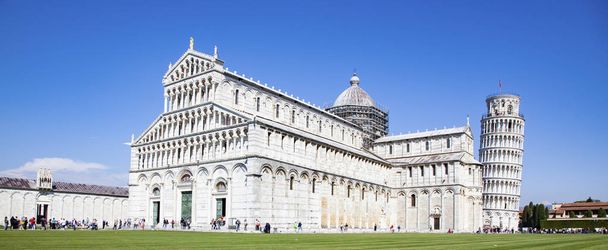 Piazza dei miracoli, с базиликой и наклон башни, Пи
 - Фото, изображение