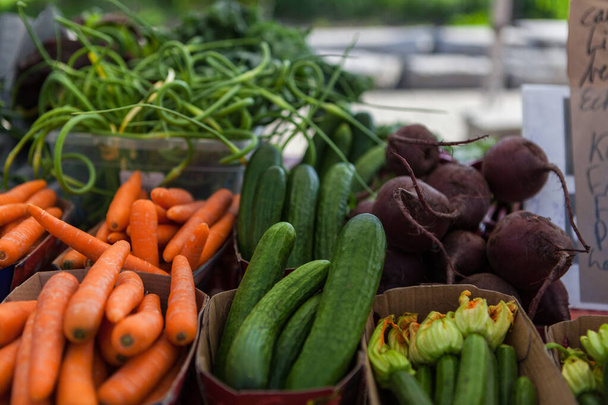 На ринку продаються свіжі овочі
 - Фото, зображення
