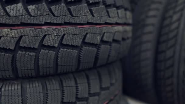 Mnoho nových zimních pneumatik na policích a ve sloupcích. Panorama obchodu - Záběry, video