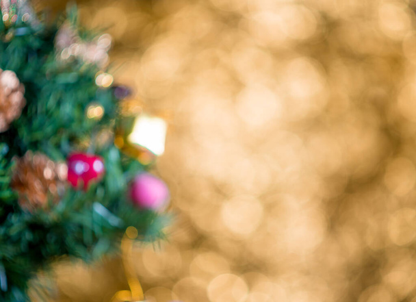 αφηρημένη θολούρα Χριστουγεννιάτικο δέντρο bokeh φόντο. - Φωτογραφία, εικόνα