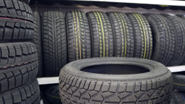 Nuevos neumáticos de invierno se apilan uno encima del otro
 - Imágenes, Vídeo