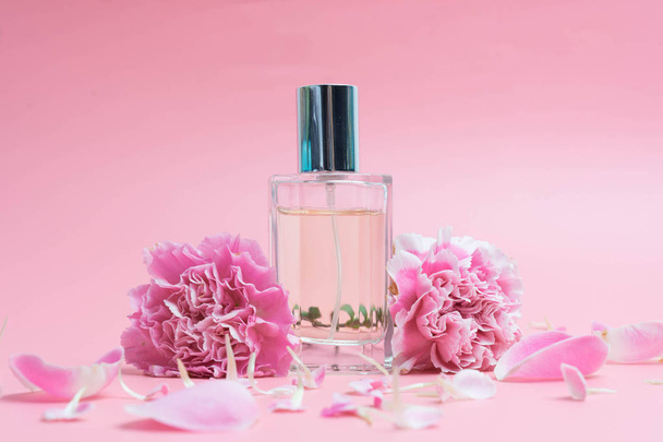 Frascos de perfume sobre fondo rosa - Foto, imagen