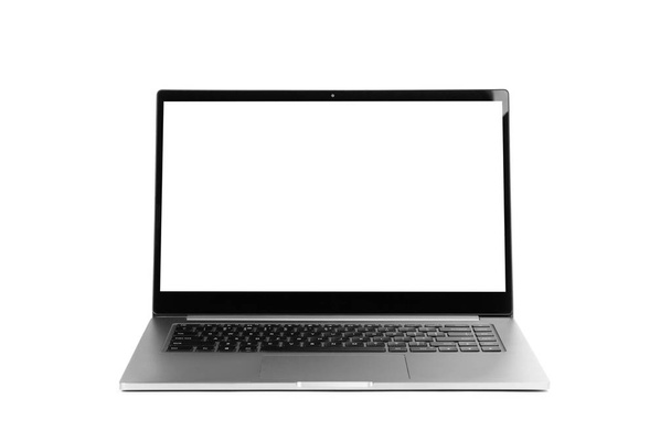Φορητός υπολογιστής σε μεταλλική θήκη με λευκή λευκή οθόνη. Το laptop on  - Φωτογραφία, εικόνα