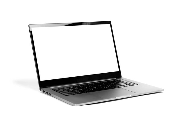 白い空白の画面を持つ金属ケース内のノートパソコン。ノートパソコンは  - 写真・画像