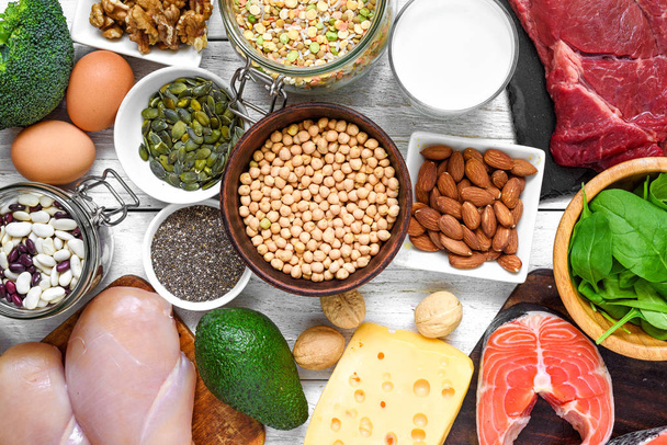 Выбор источников протеиновой пищи. Мясо, рыба, овощи, молочные продукты, бобы, орехи и семена для здорового сбалансированного питания
 - Фото, изображение