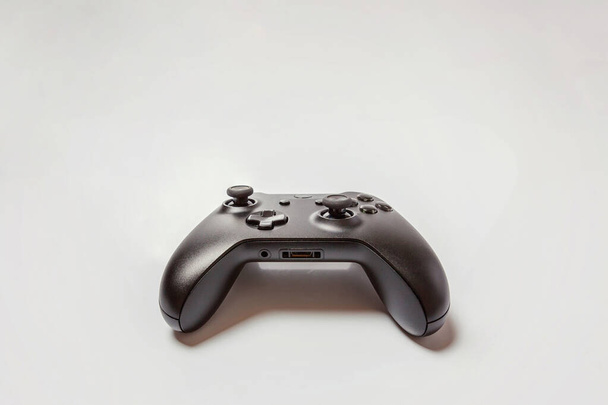 zwarte joystick op witte achtergrond - Foto, afbeelding