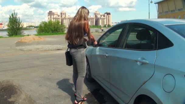 Blonde closes car - Filmmaterial, Video