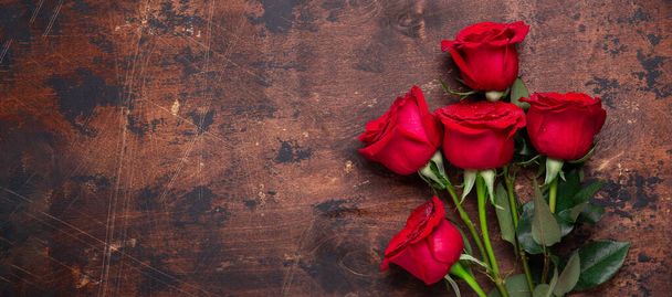 Red rose flowers bouquet on wooden background Valentines day greeting card Copy space Top view - Fotoğraf, Görsel
