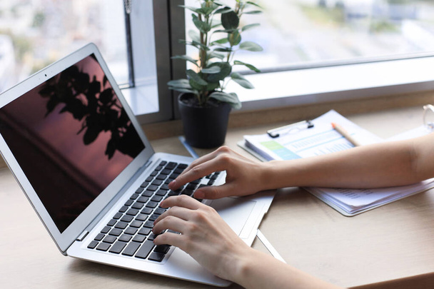 İş kadınlarının elleri modern ofiste otururken dizüstü bilgisayarda çalışıyor.. - Fotoğraf, Görsel