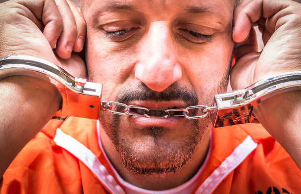 Szomorú ember a börtönben bilincs - Fotó, kép