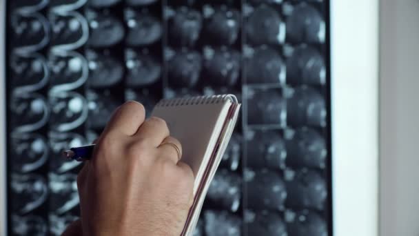 Arzt untersucht den MRI-Scan - Filmmaterial, Video