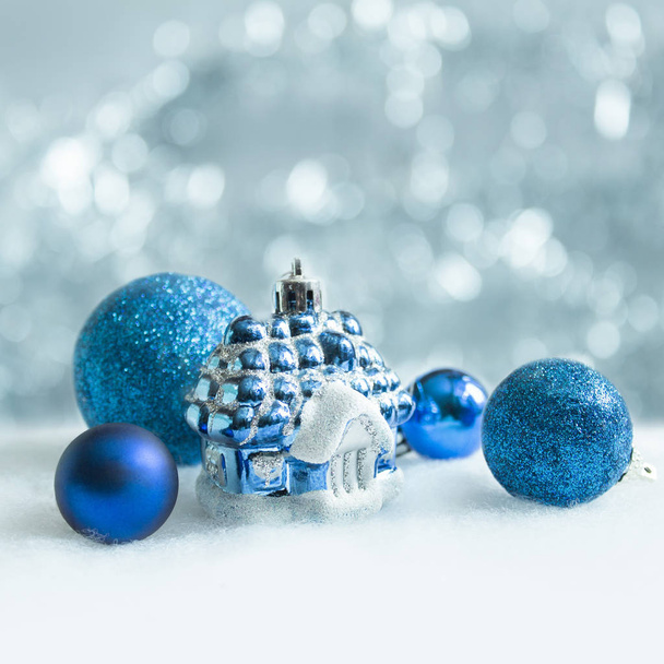 Χριστουγεννιάτικες μπλε διακοσμήσεις σε φόντο χιονιού. - Φωτογραφία, εικόνα