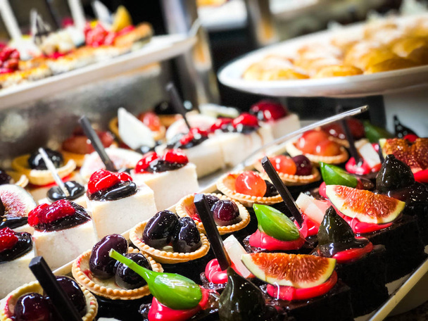 sekoita mini kakkuja ja makeisia tuoreita hedelmiä & lasitettu keveiden
 - Valokuva, kuva