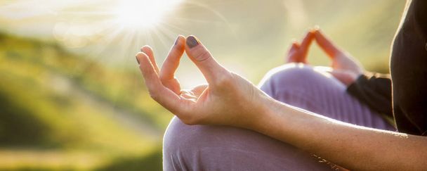 Frau macht Yoga in schöner Natur Hintergrund bei Sonnenuntergang oder Sonne - Foto, Bild