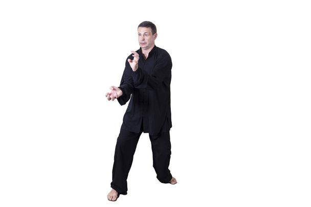 Atleta adulto realiza exercícios formais de goju-ryu
. - Foto, Imagem