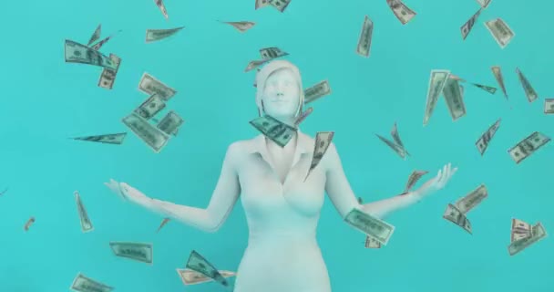 Dinero cayendo del cielo con mujer de negocios caucásica
 - Metraje, vídeo