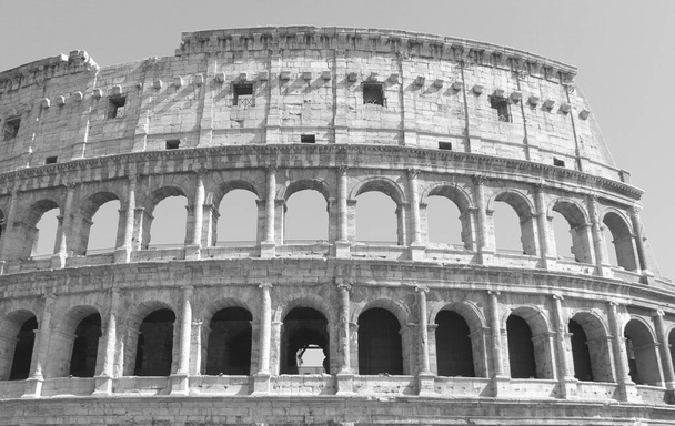 Czarno-białe zdjęcie Koloseum w Rzymie-amfiteatr Flawijski zbliżenie, Włochy, Europa. - Zdjęcie, obraz