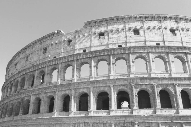 Czarno-białe zdjęcie Koloseum w Rzymie-amfiteatr Flawijski zbliżenie, Włochy, Europa. - Zdjęcie, obraz