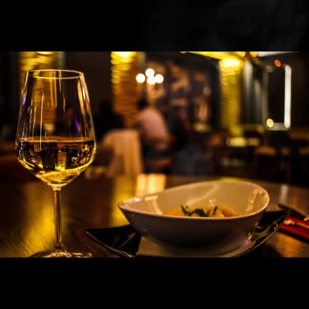 φαγητό και κρασί ρύθμιση σε ένα τραπέζι - Πλάνα, βίντεο