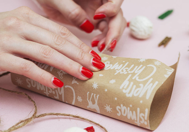 kézzel készített, gyönyörű egyszerű csomagolás ajándék az ünnepekre papíron a felirattal karácsony - Fotó, kép
