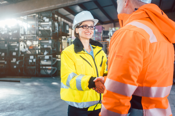 worker and customer in warehouse doing Handshake - Foto, afbeelding